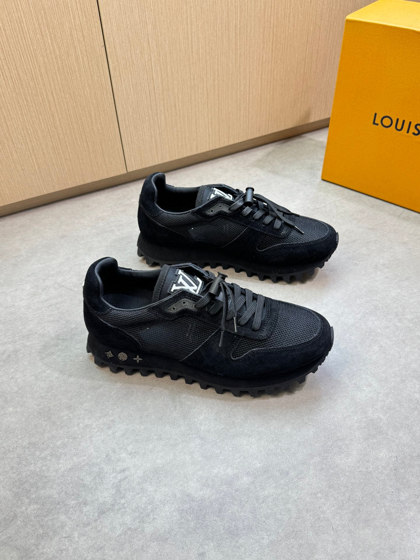 LVE TRAINERS (pre-order)