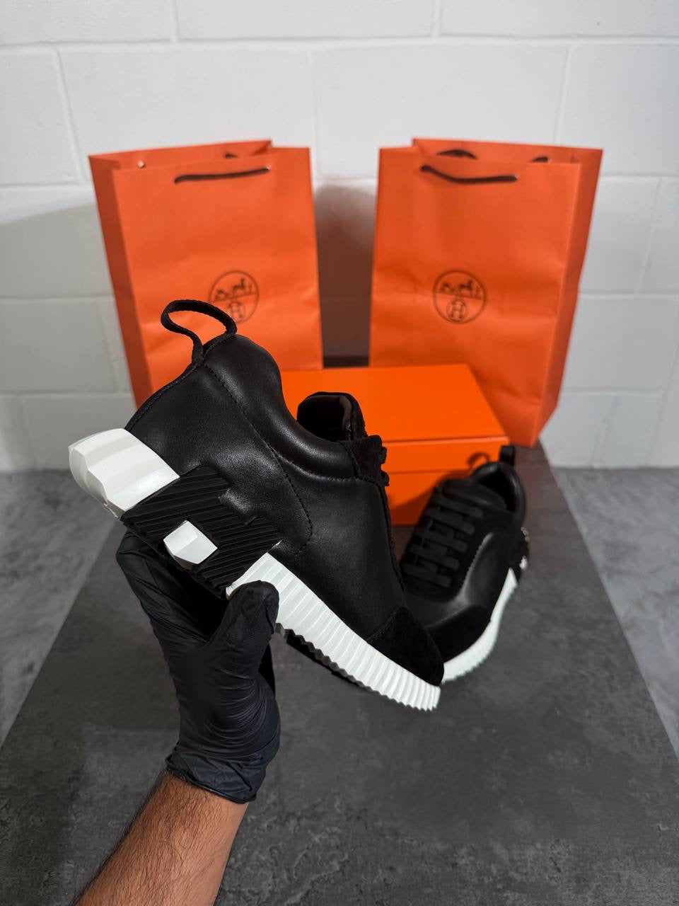 HRMS BOUNCING BLACK & WHITE
