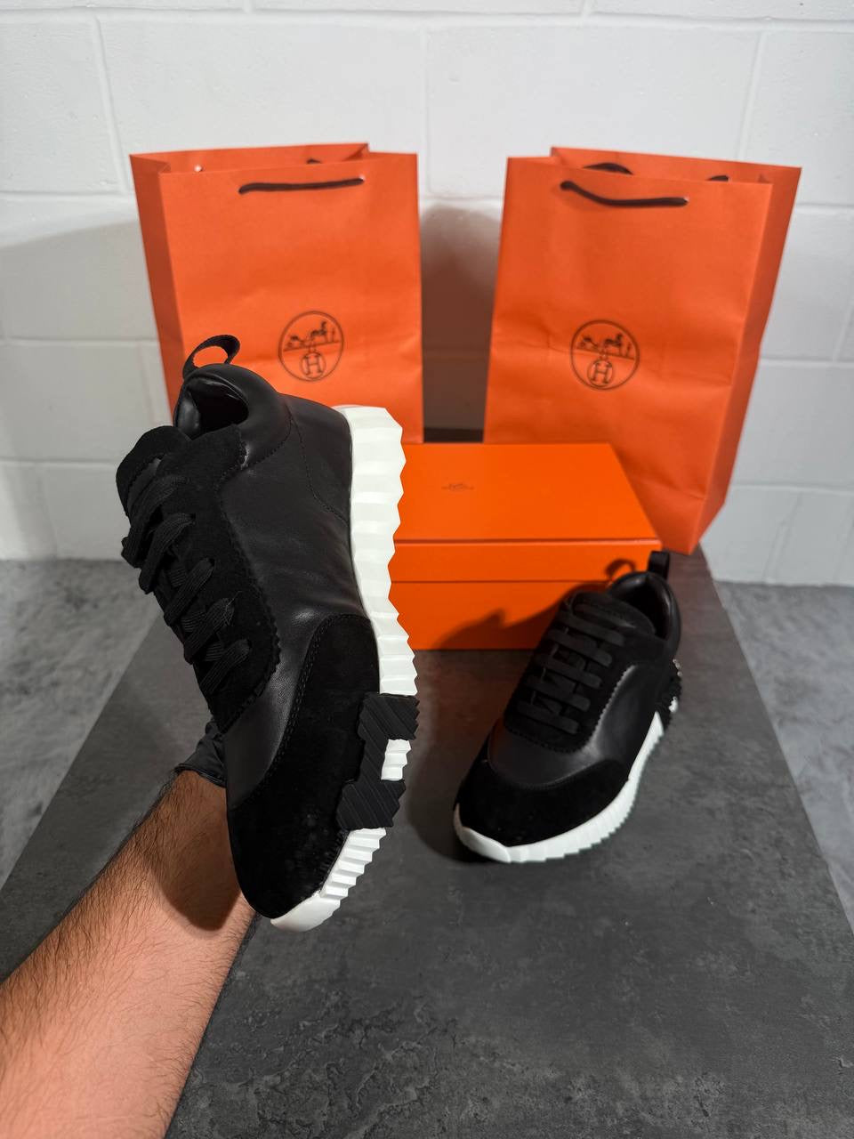 HRMS BOUNCING BLACK & WHITE