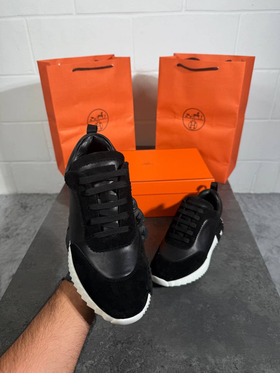 HRMS BOUNCING BLACK & WHITE