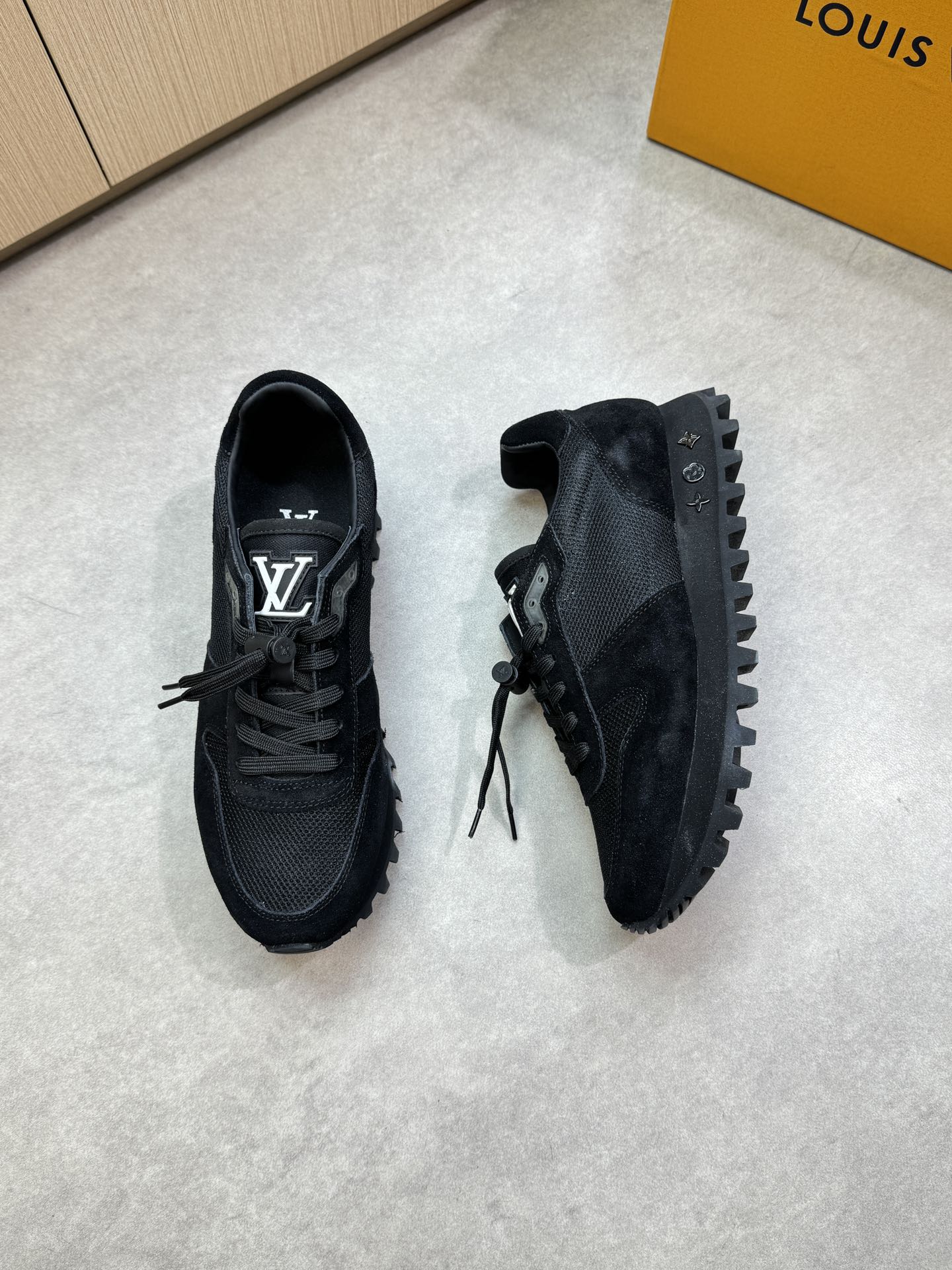LVE TRAINERS (pre-order)