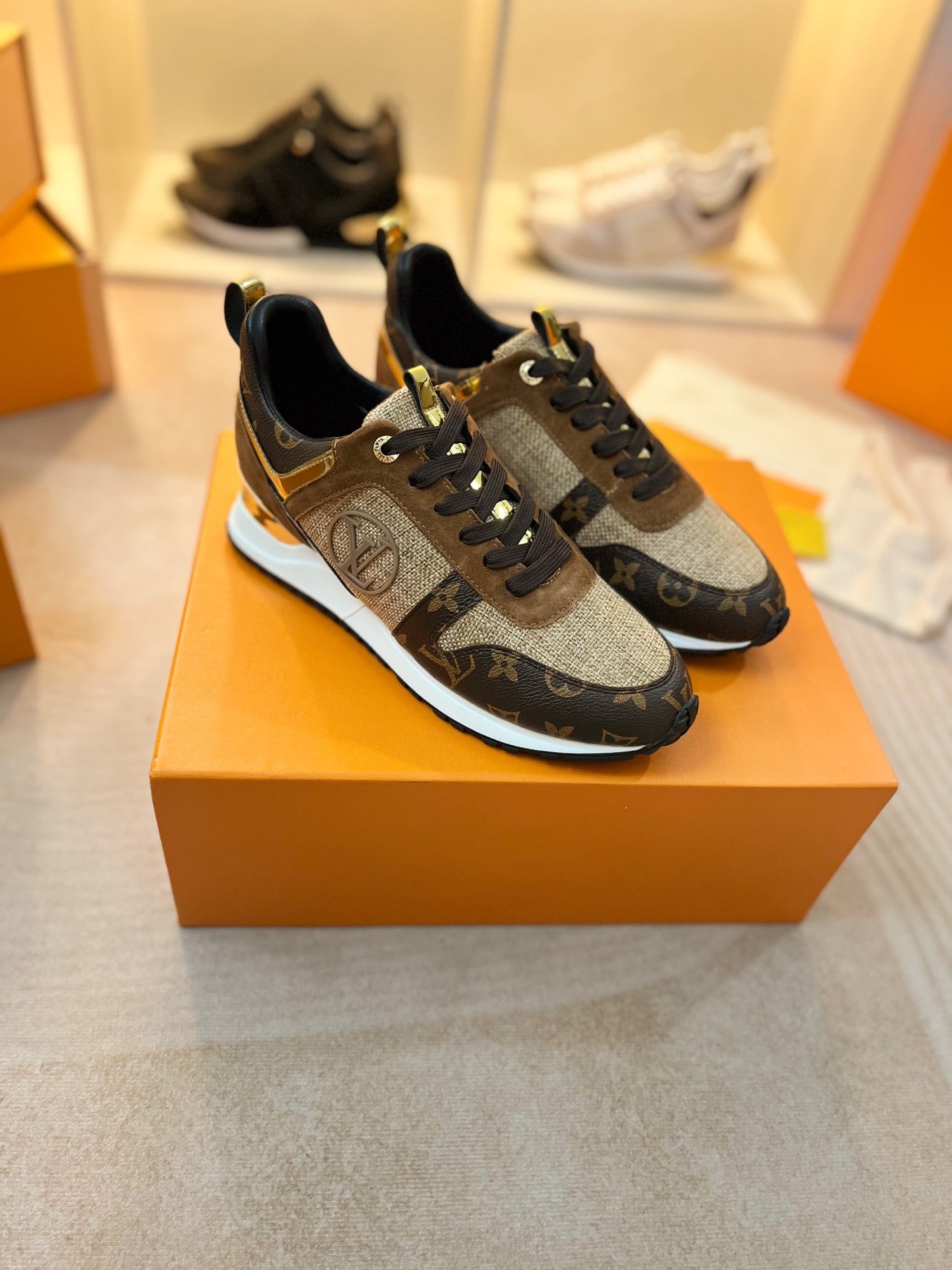 LVE RUNAWAY TRAINERS (pre-order)