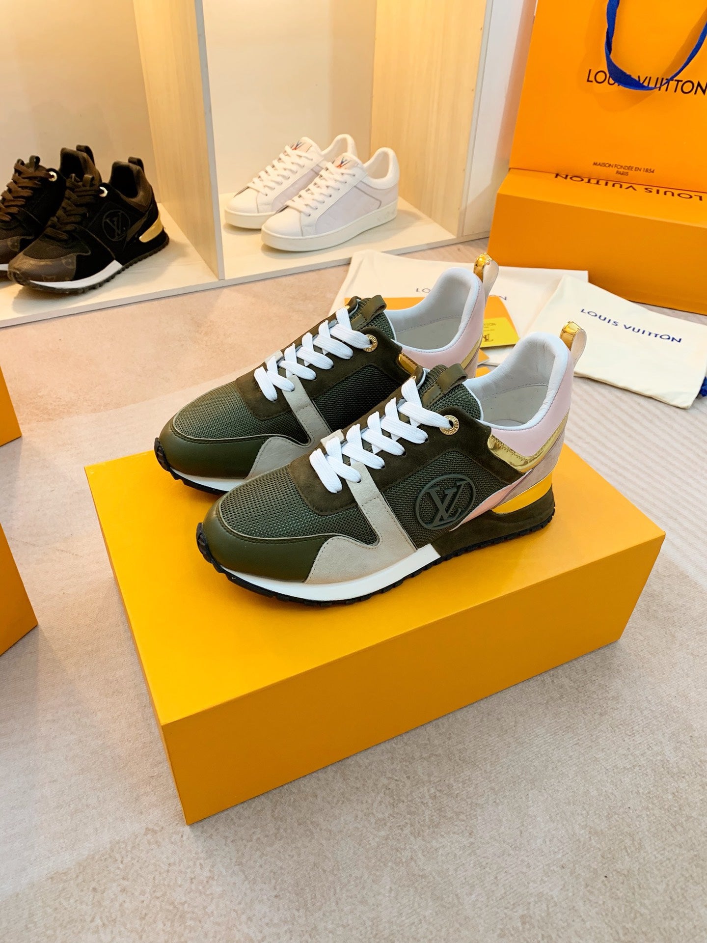 LVE RUNAWAY TRAINERS (pre-order)