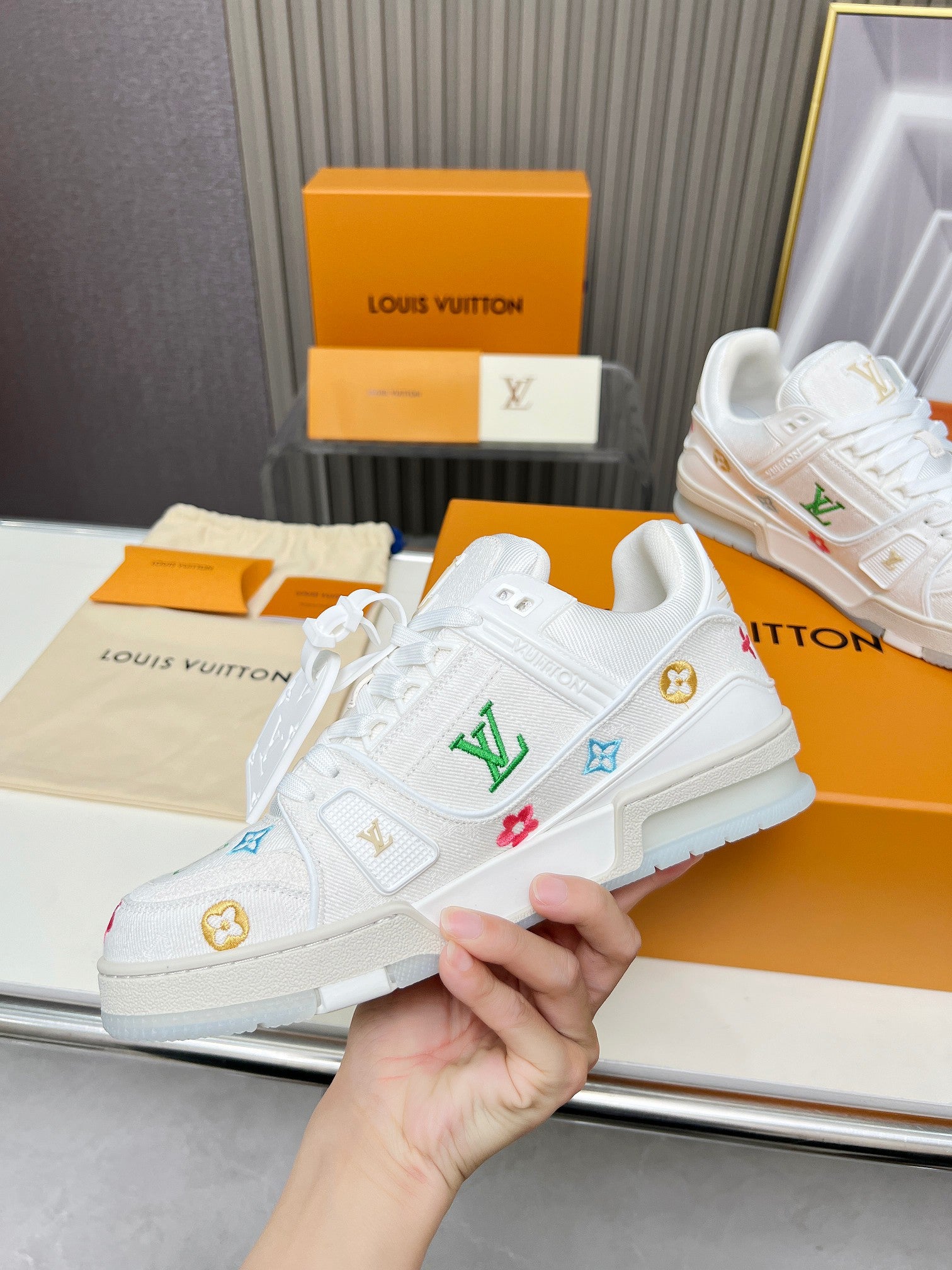 LVE LOGO TRAINER (pre-order)