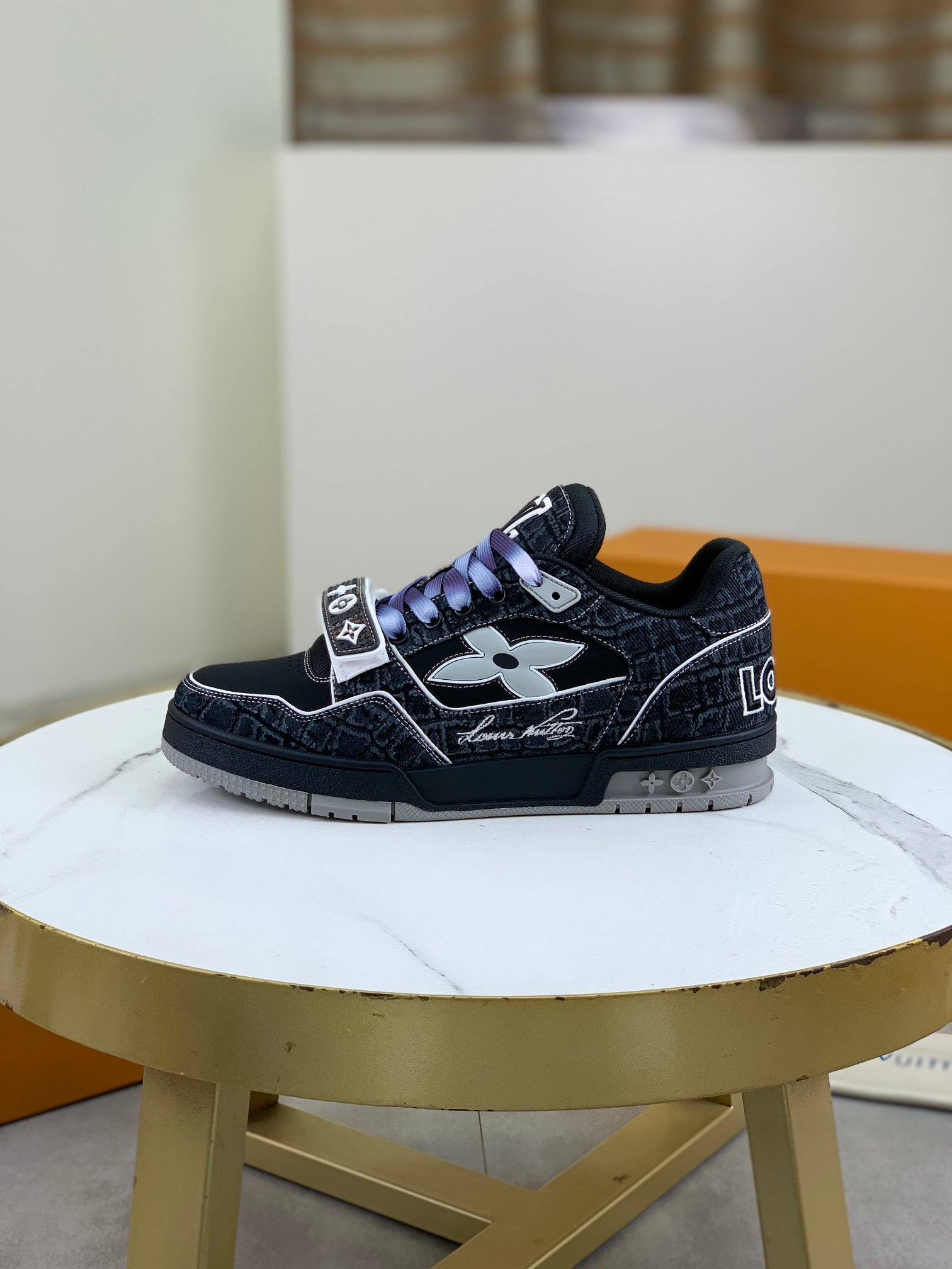 LVE TRAINERS (pre-order)