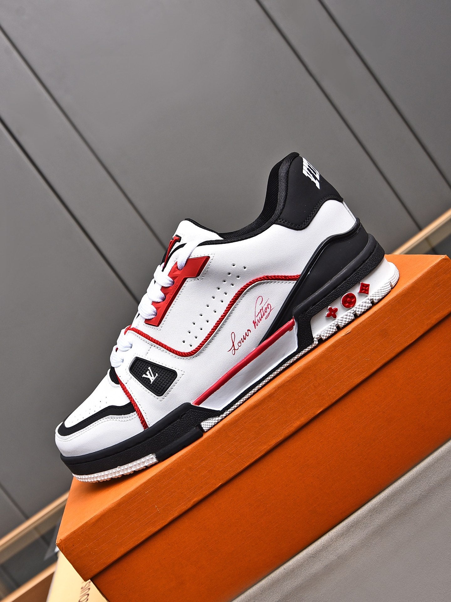 LVE WHITE & BLACK (pre-order)