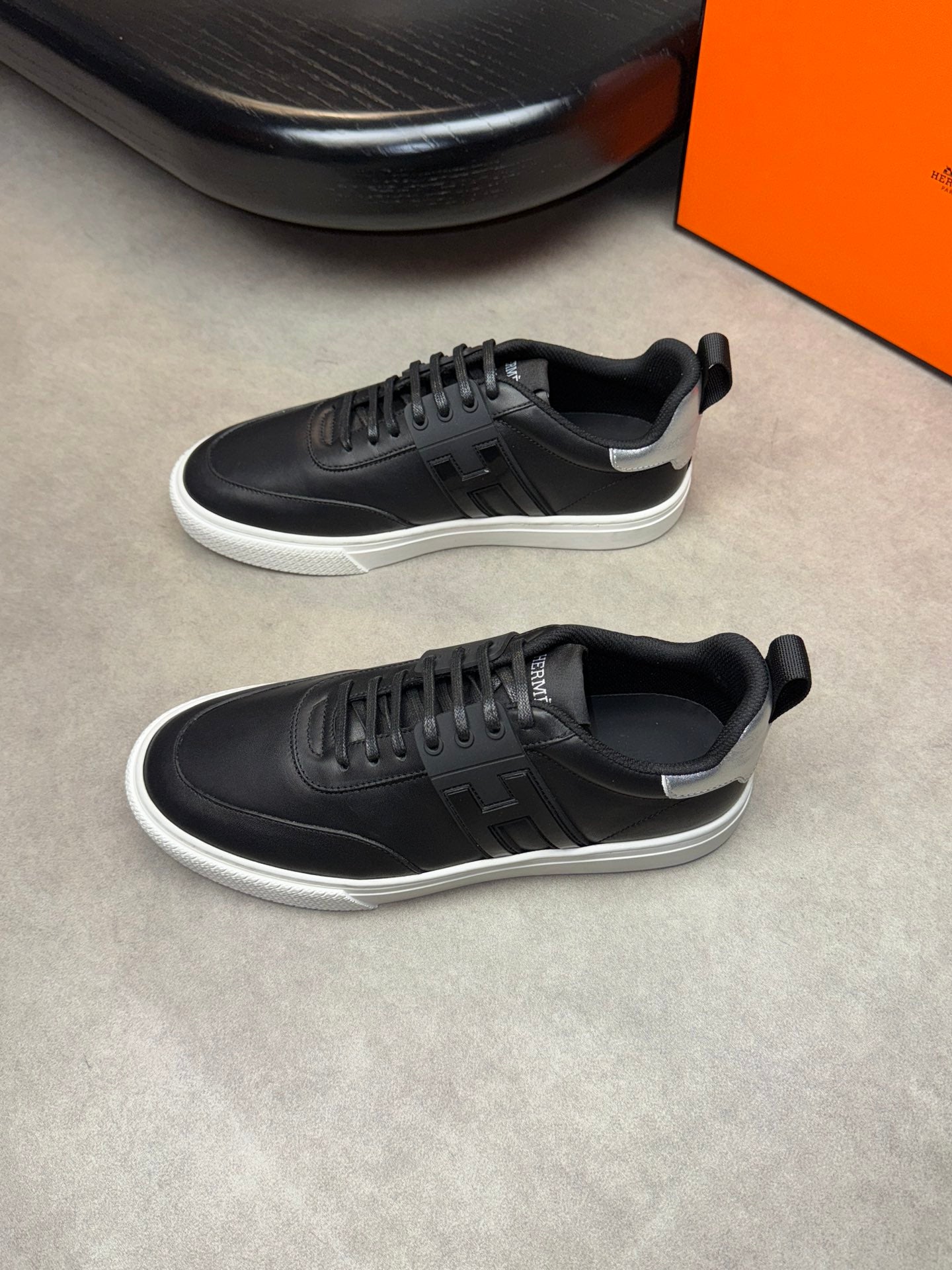 HRM SNEAKERS (pre-order)