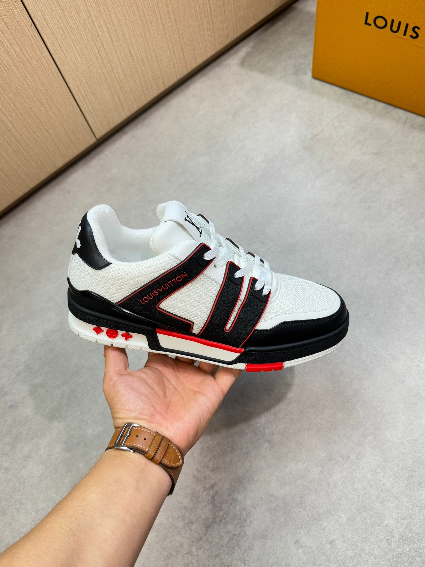 LVE TRAINERS (pre-order)