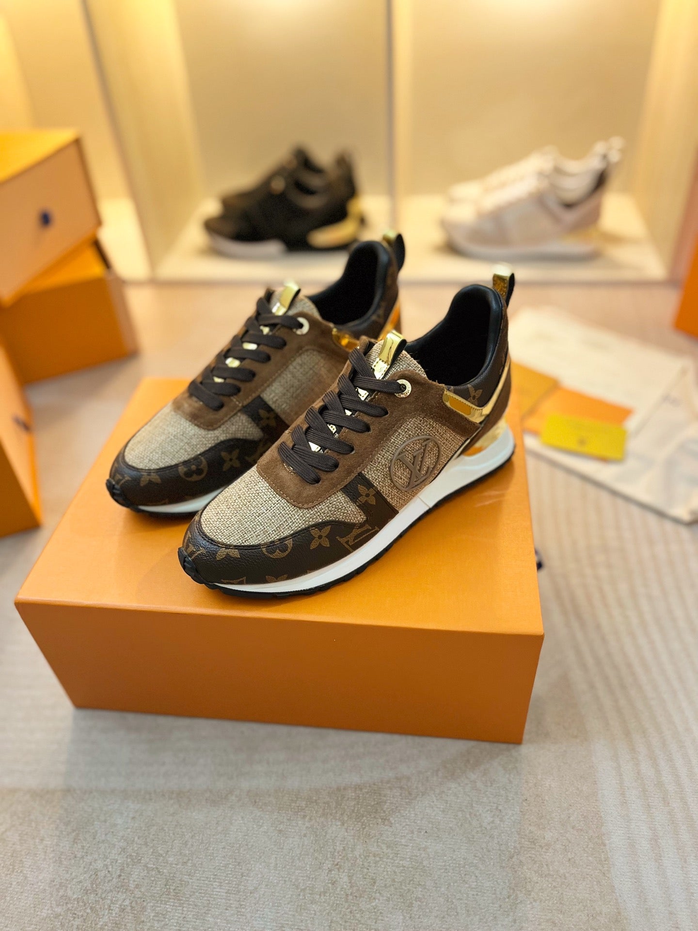 LVE RUNAWAY TRAINERS (pre-order)