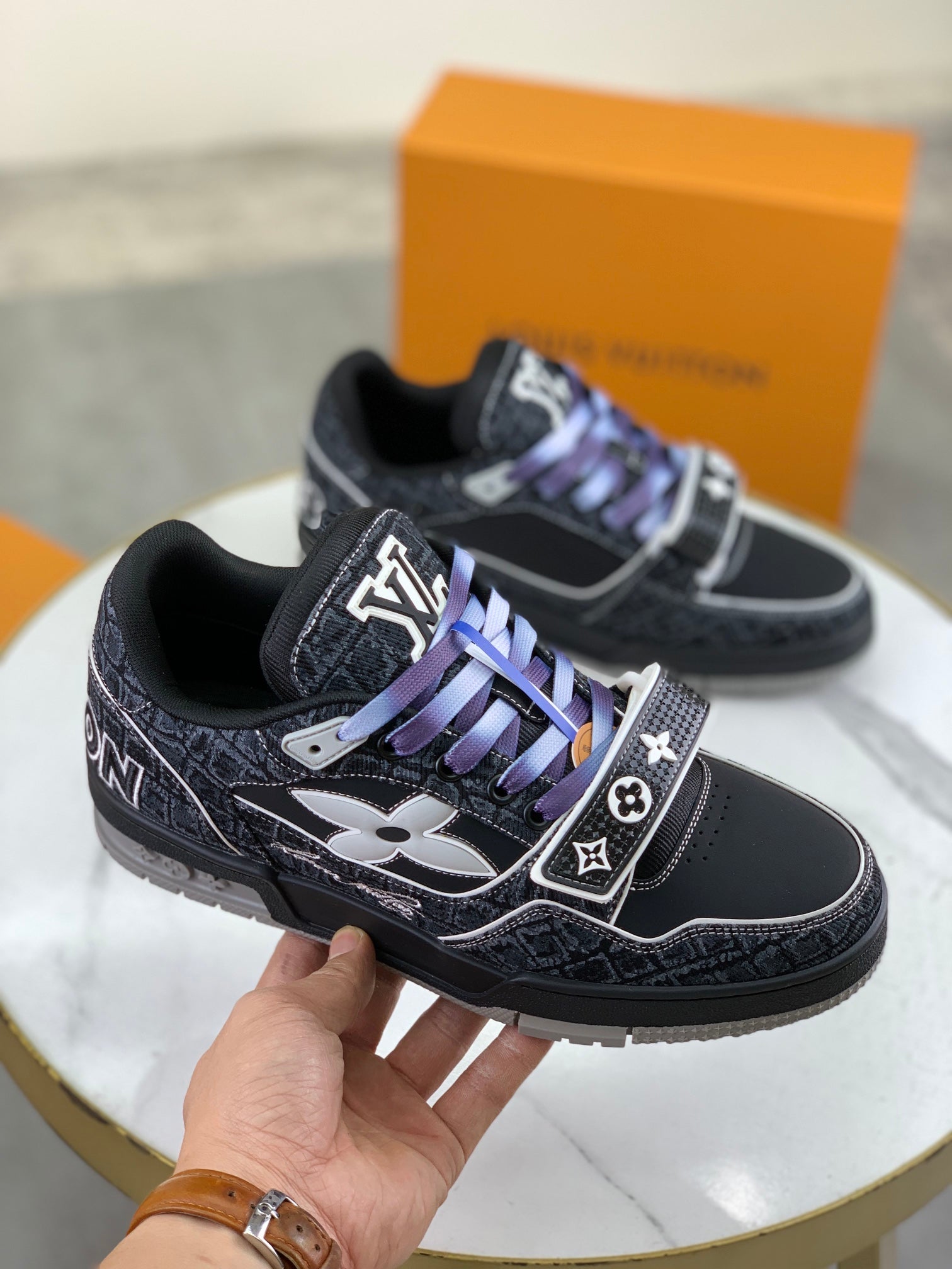 LVE TRAINERS (pre-order)