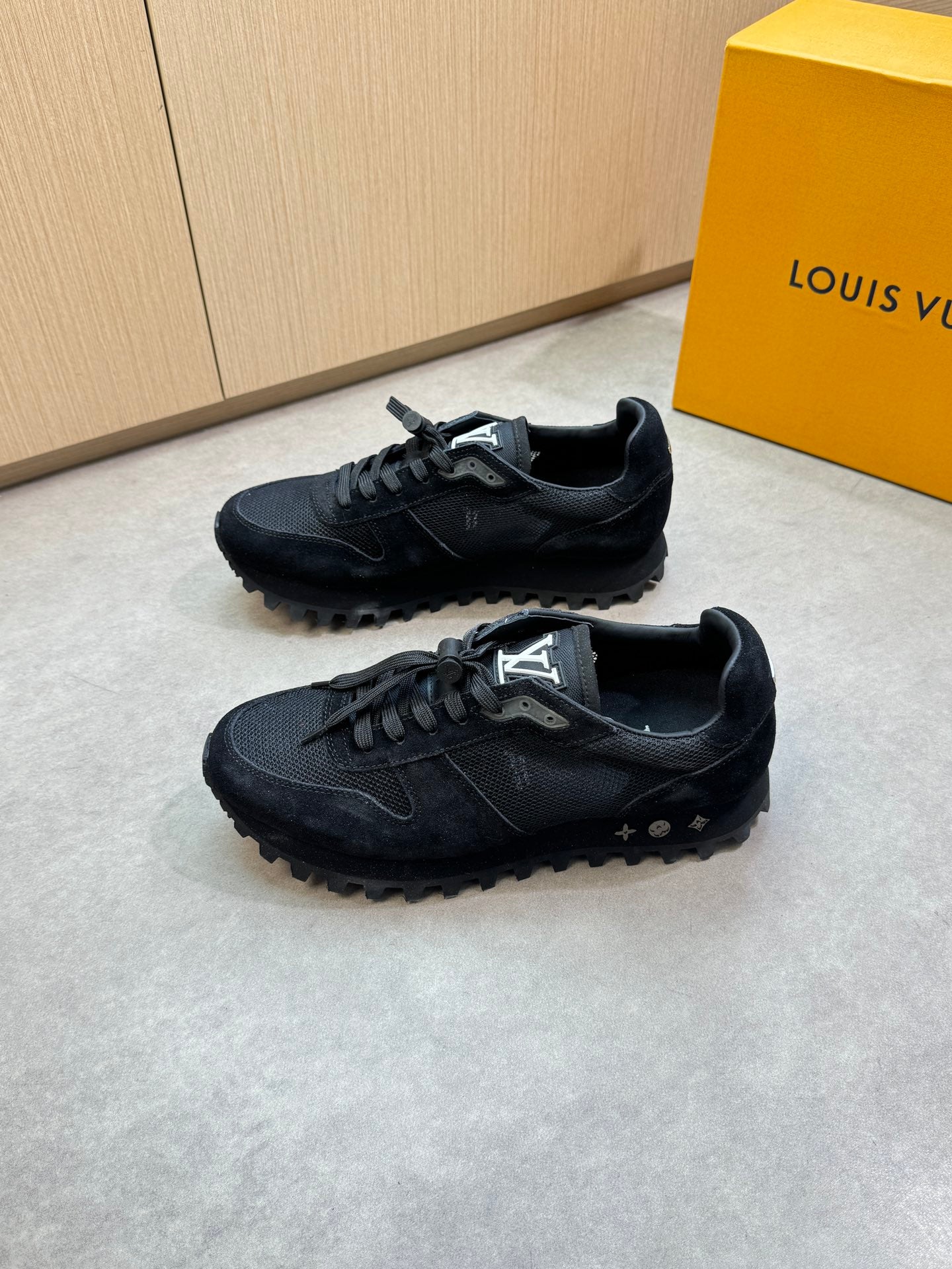 LVE TRAINERS (pre-order)