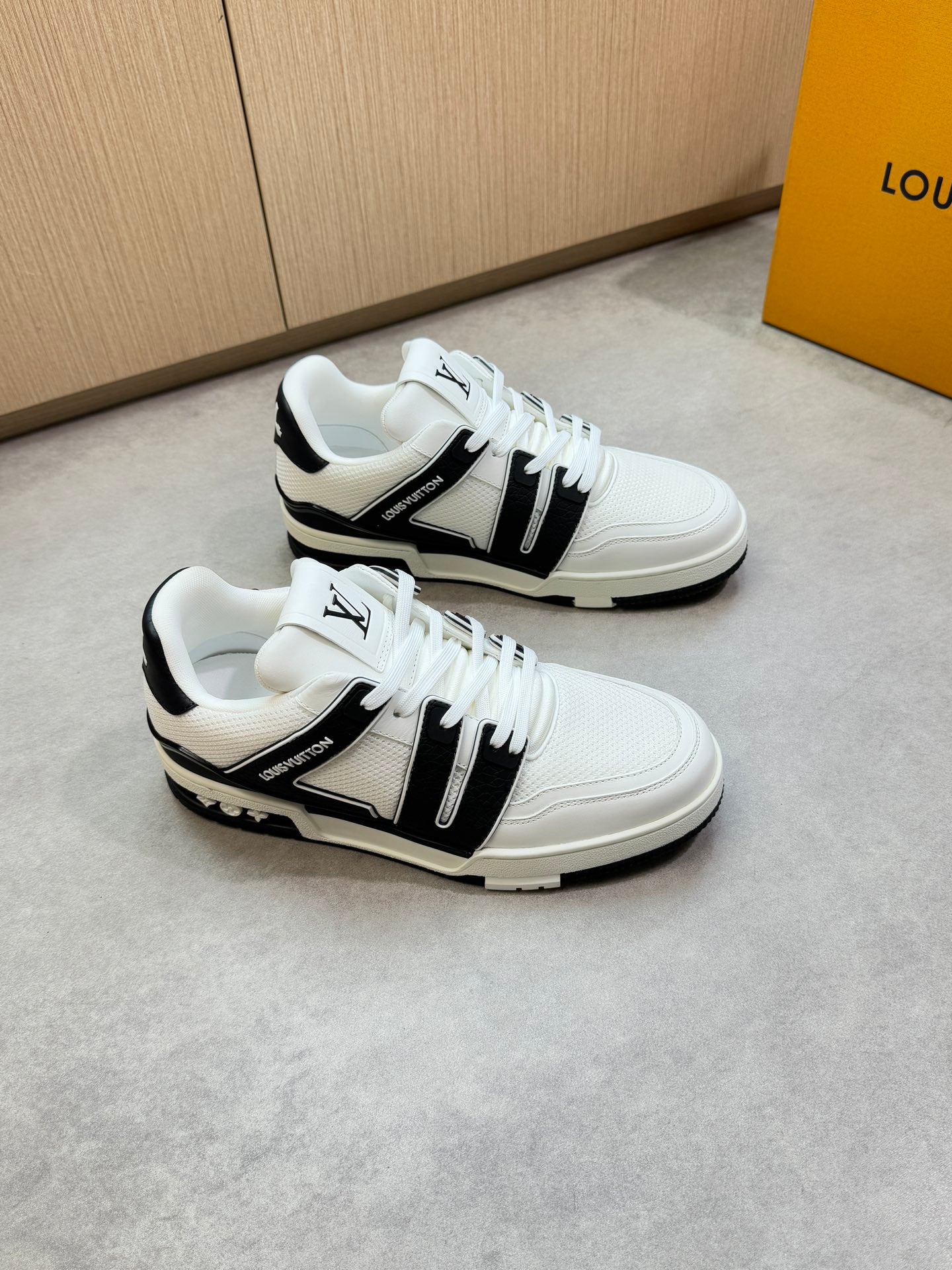 LVE TRAINERS (pre-order)