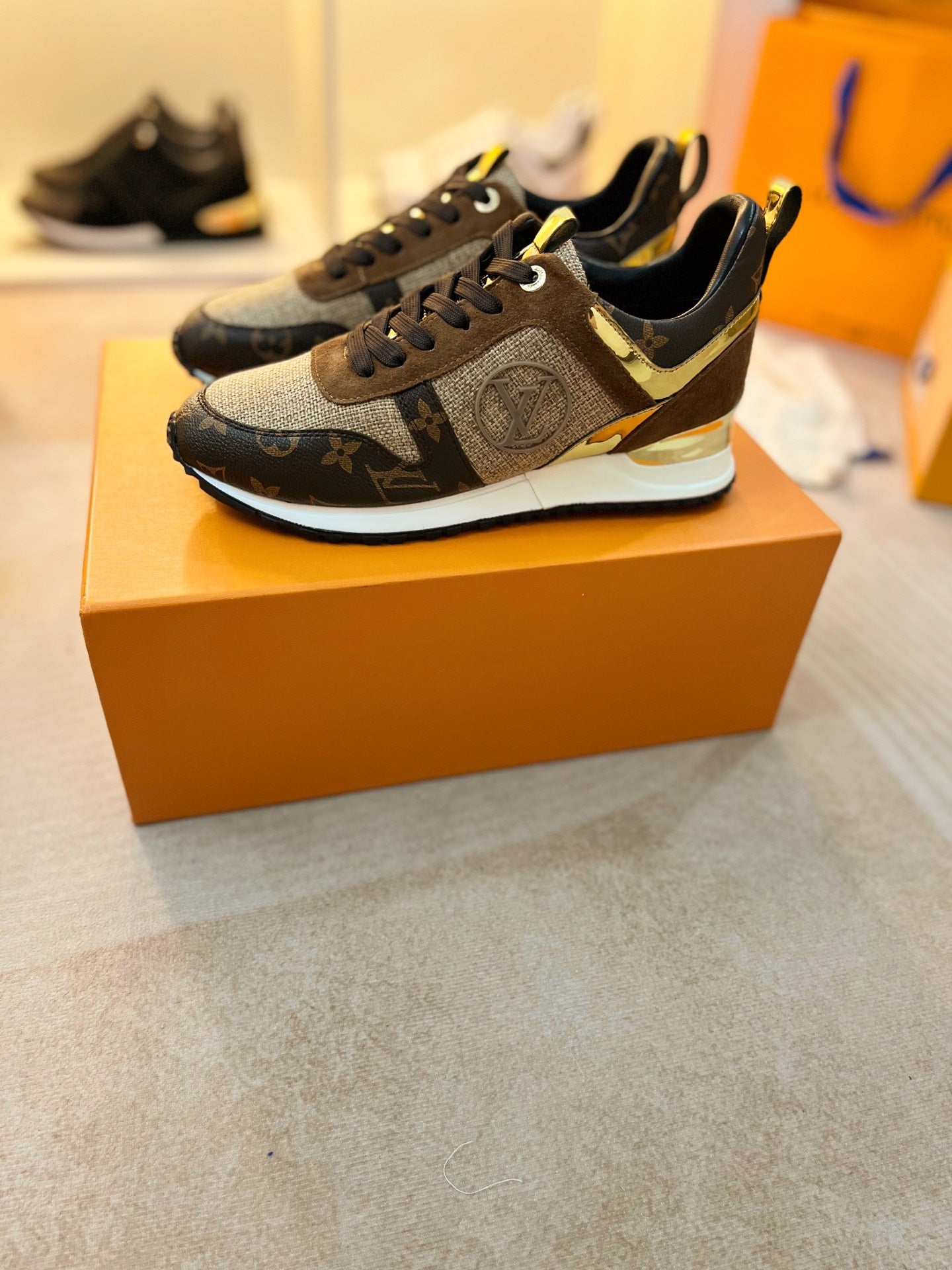 LVE RUNAWAY TRAINERS (pre-order)