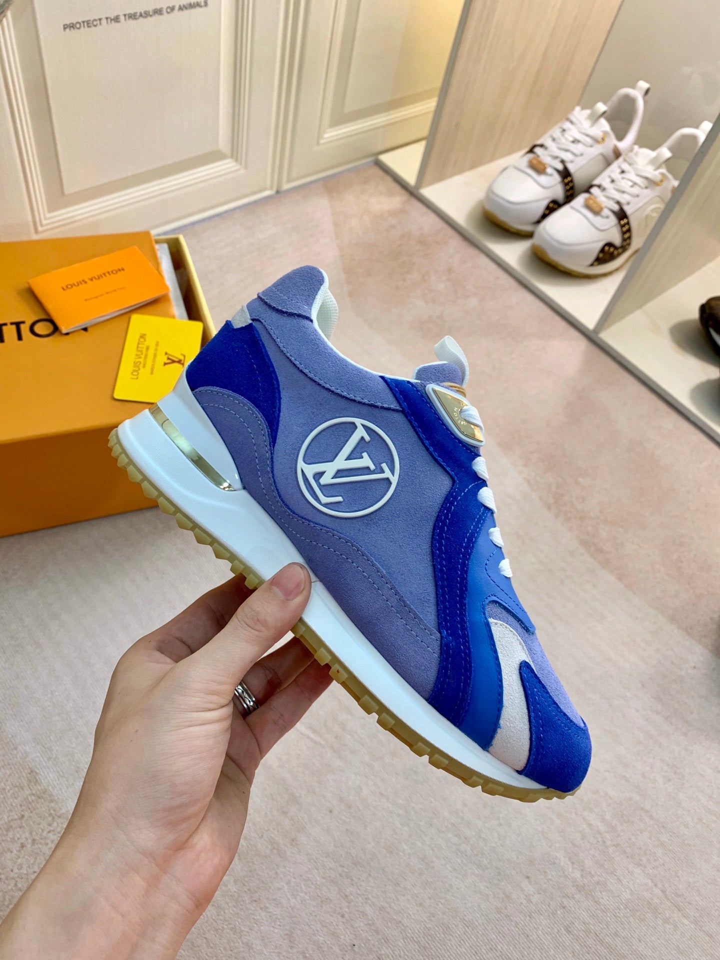 LVE RUN AWAY (pre-order)