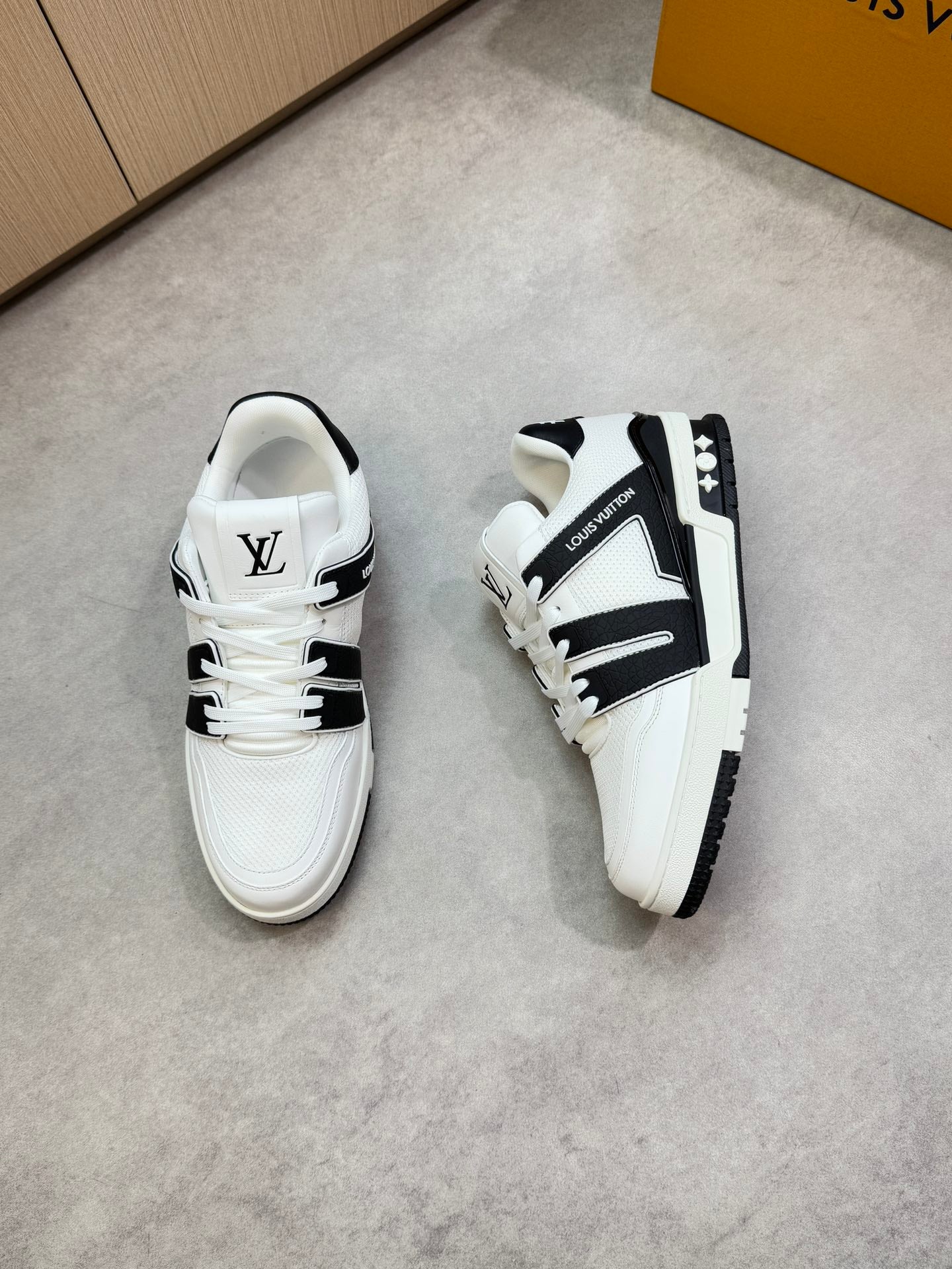 LVE TRAINERS (pre-order)