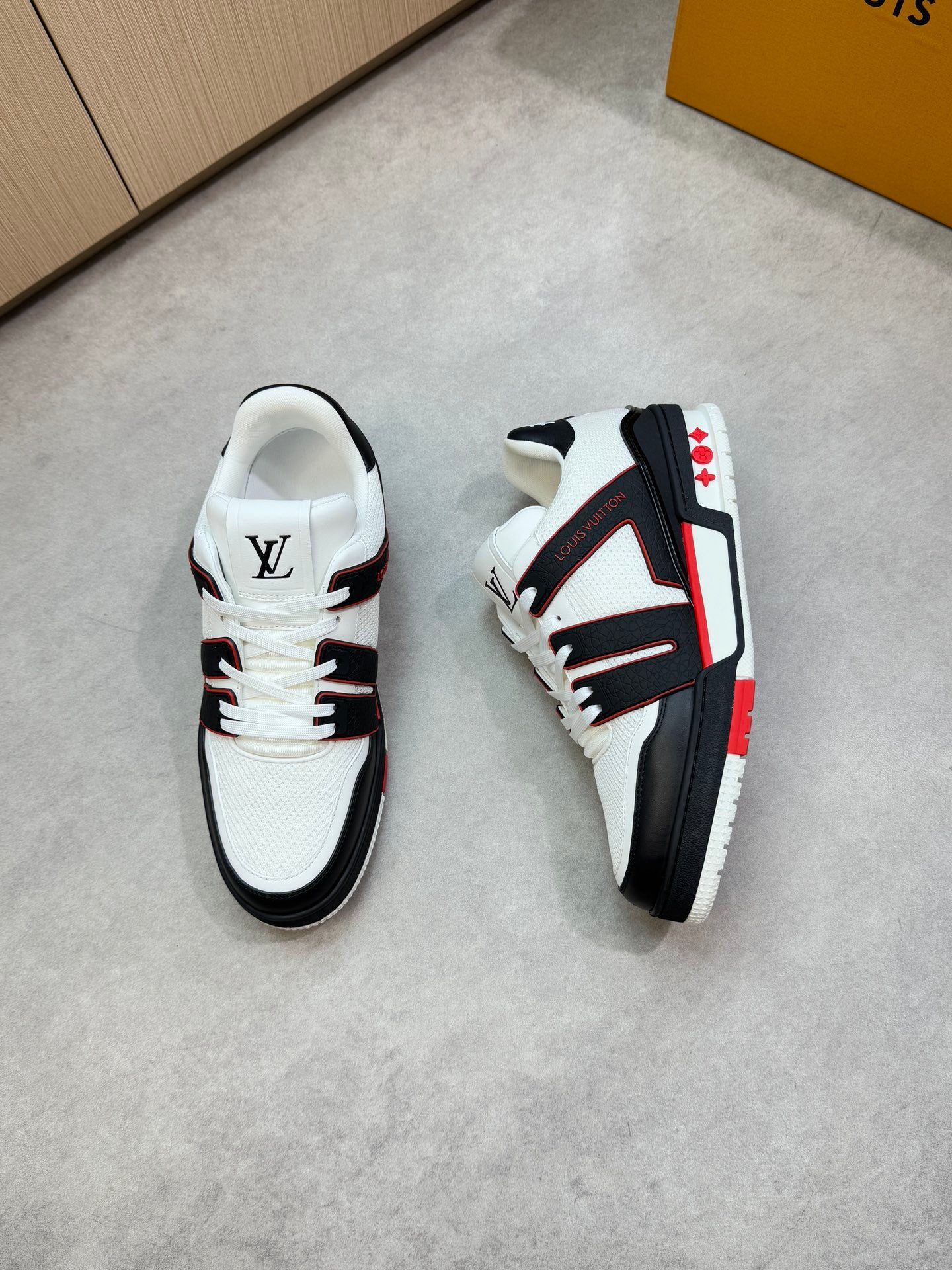 LVE TRAINERS (pre-order)
