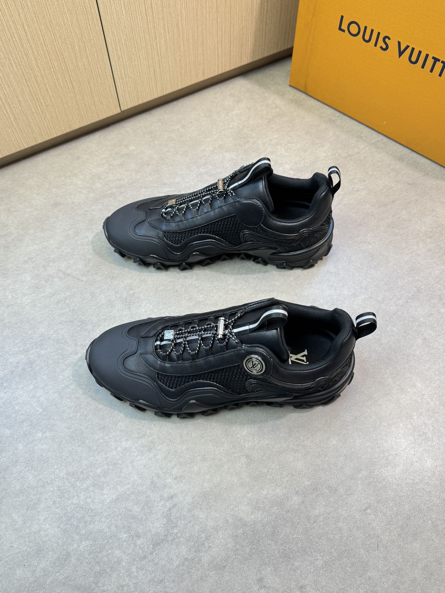 LVE TRAINERS BLACK (pre-order)