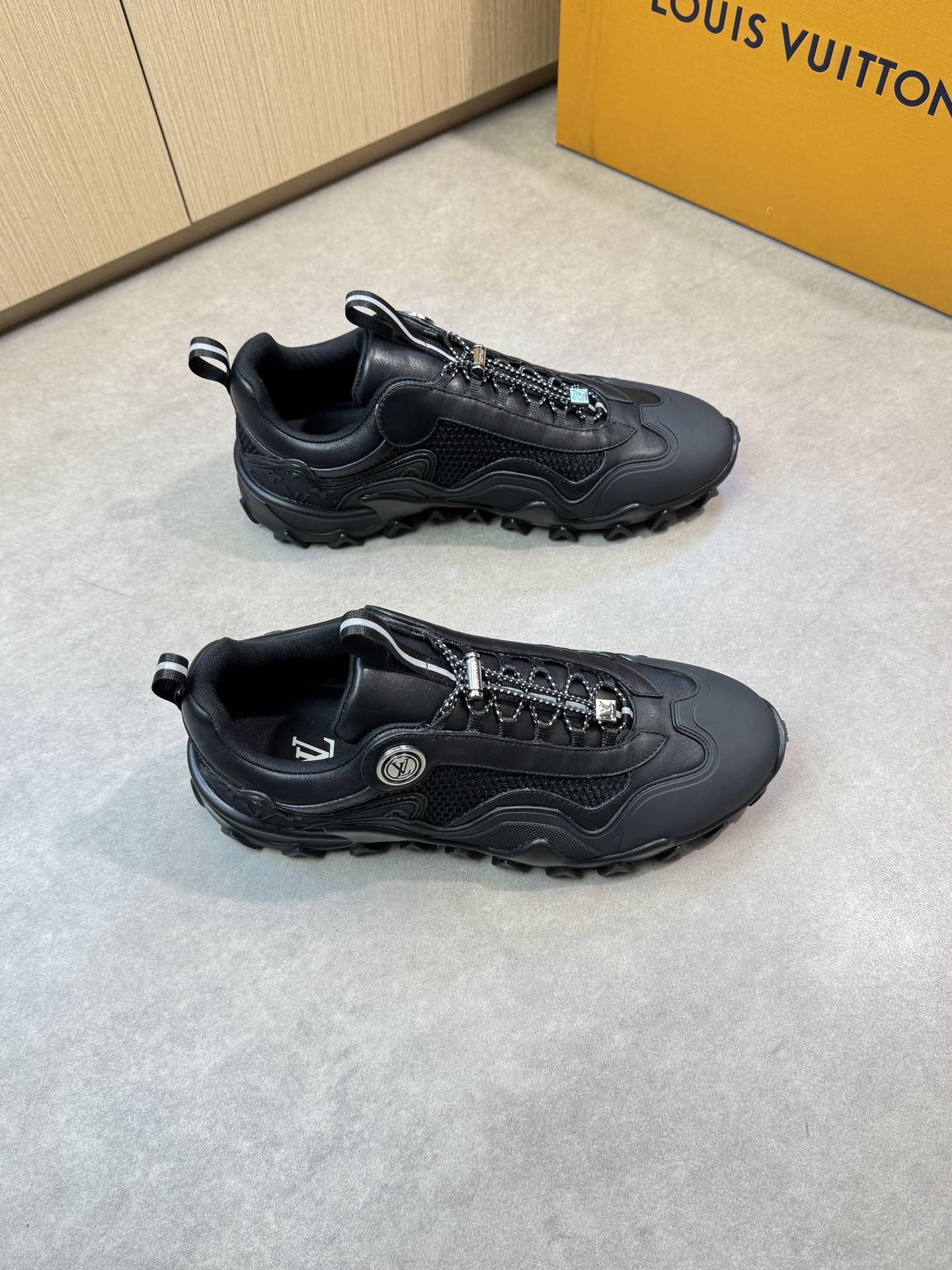 LVE TRAINERS BLACK (pre-order)