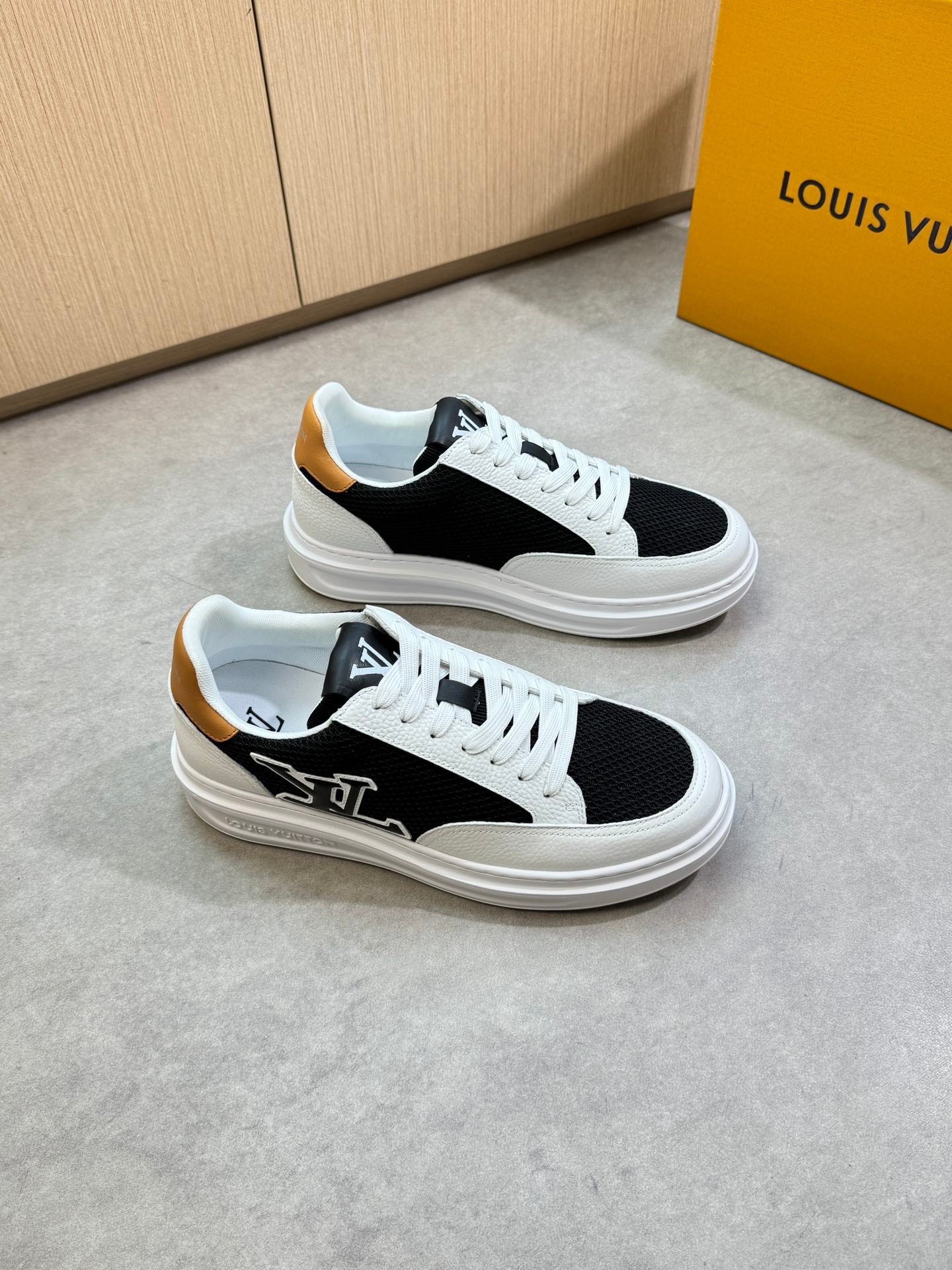 LVE TRAINERS (pre-order)