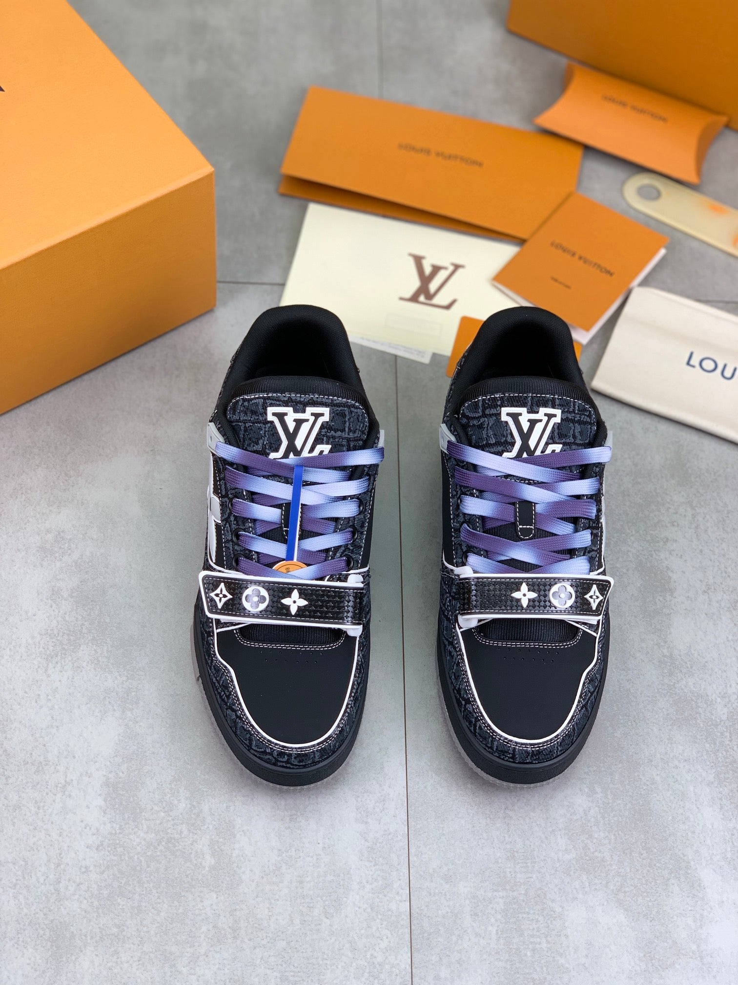 LVE TRAINERS (pre-order)
