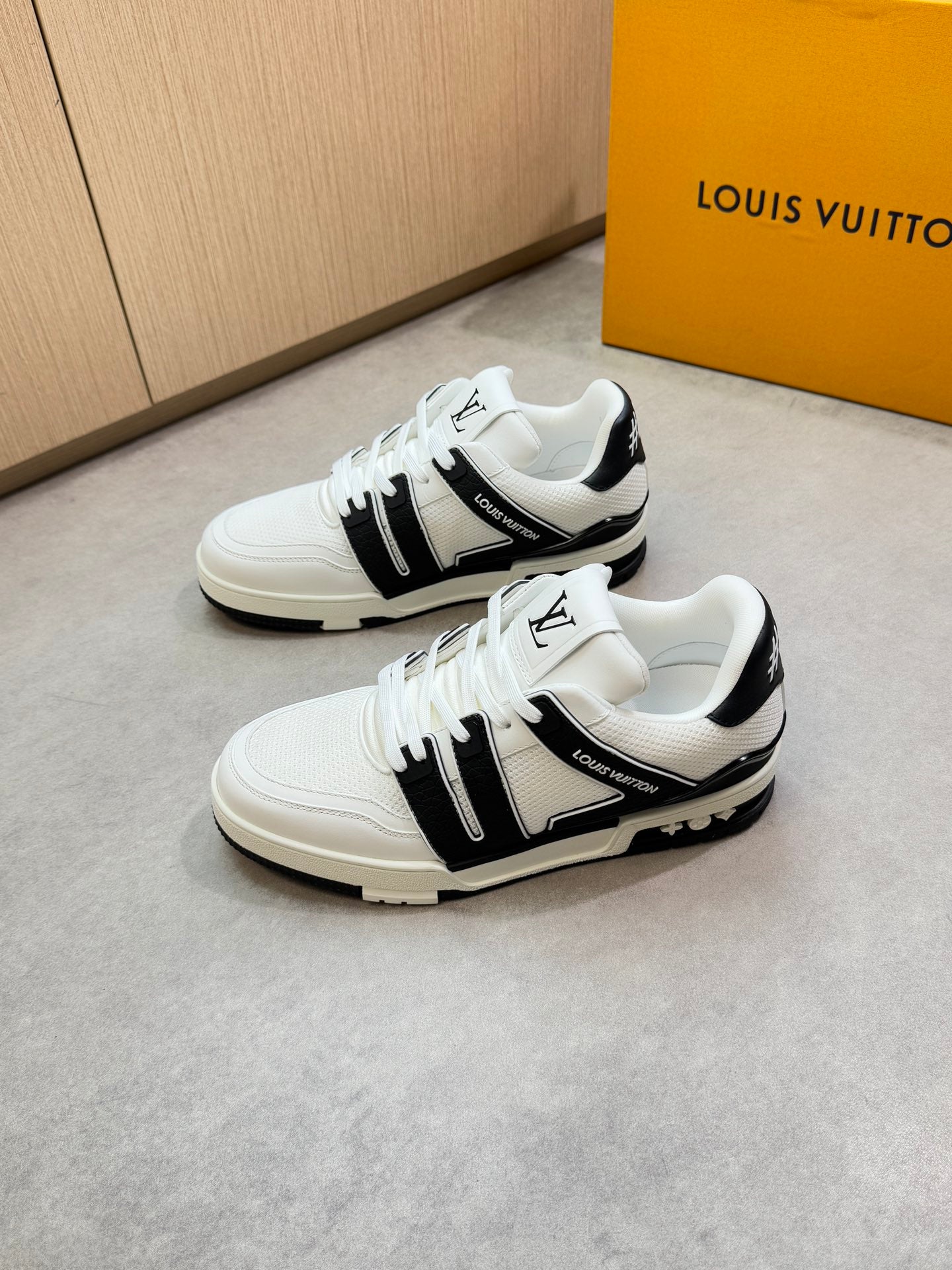 LVE TRAINERS (pre-order)