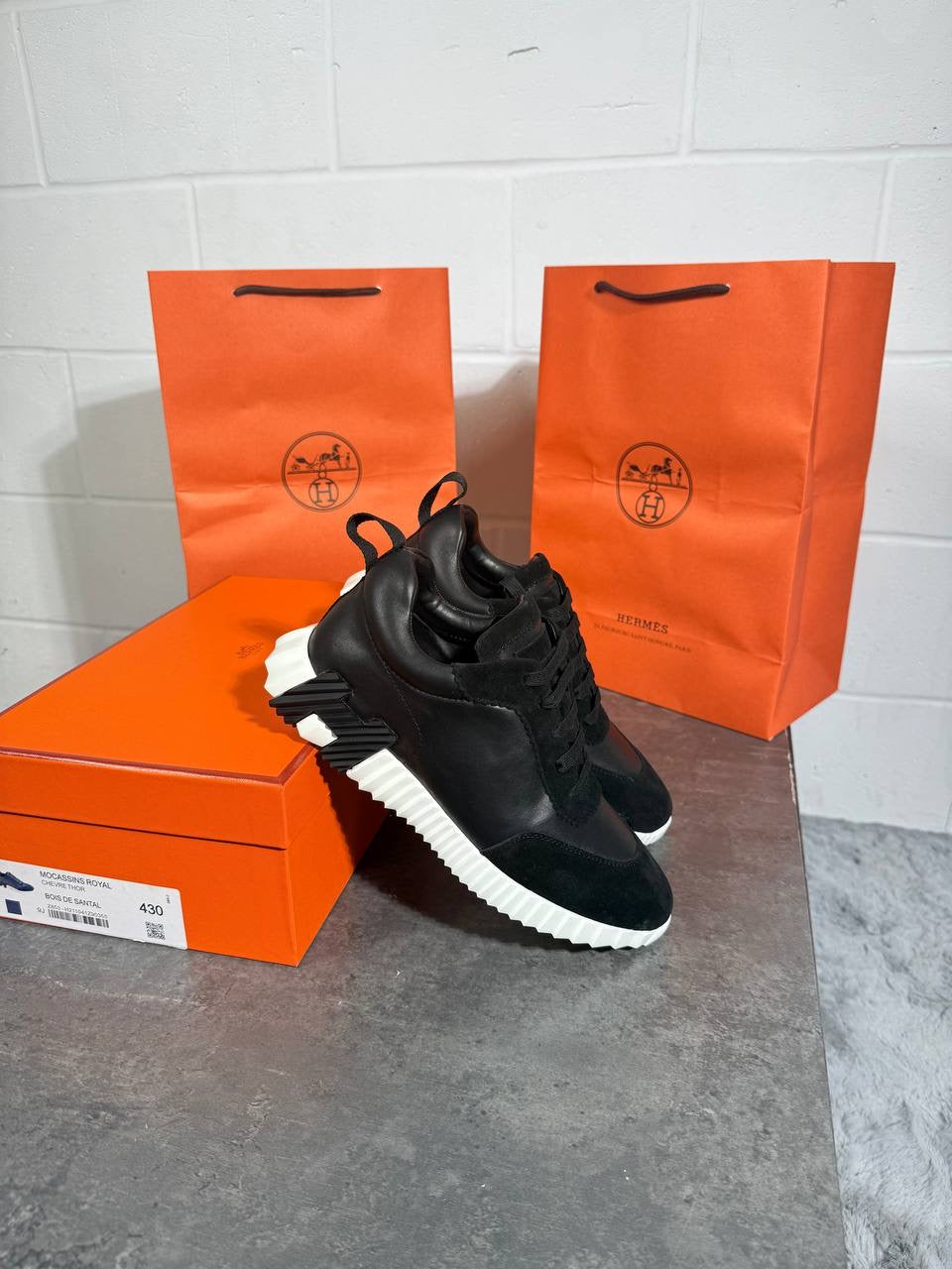 HRMS BOUNCING BLACK & WHITE