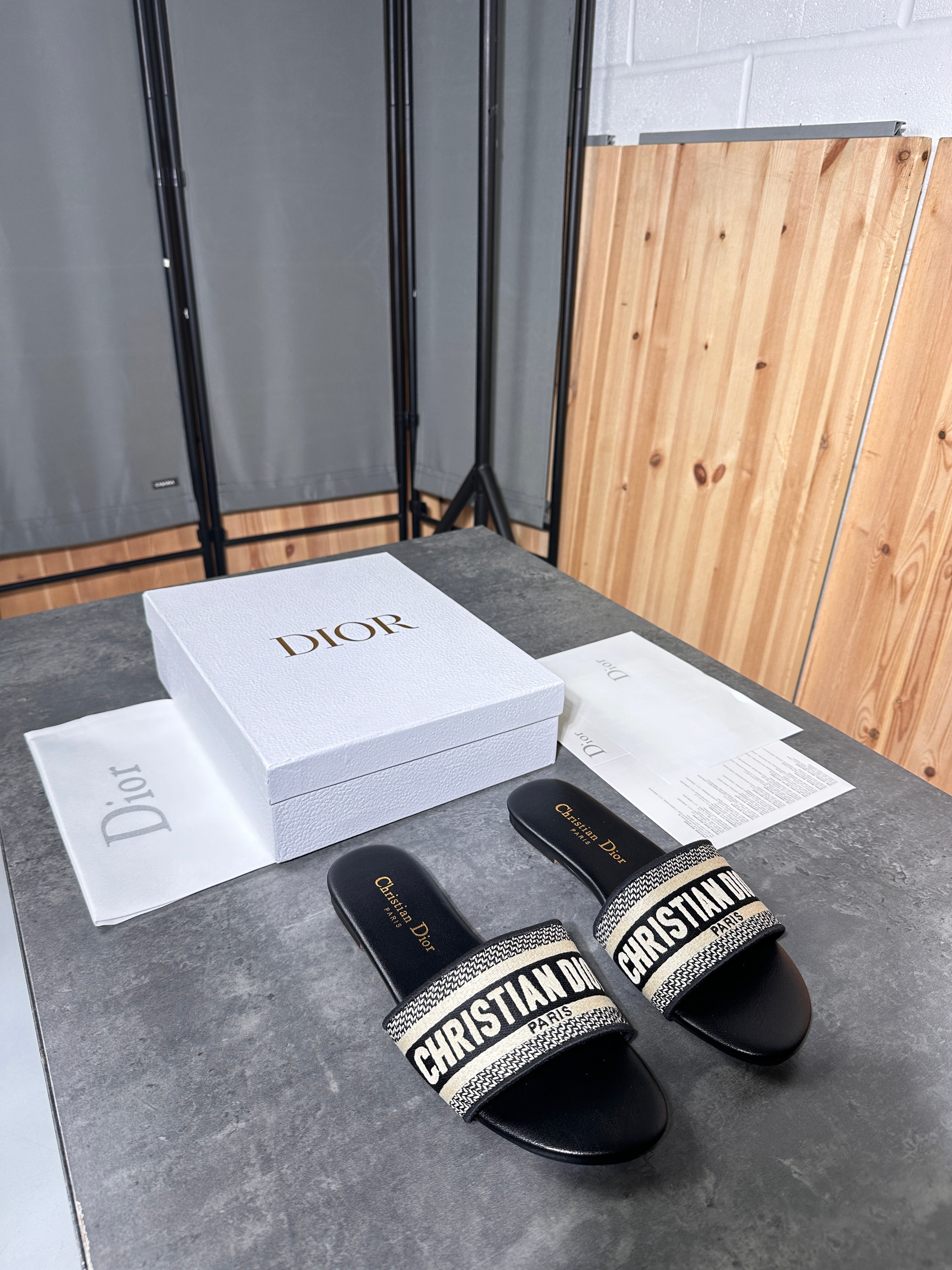 ChriS IOR - slides black
