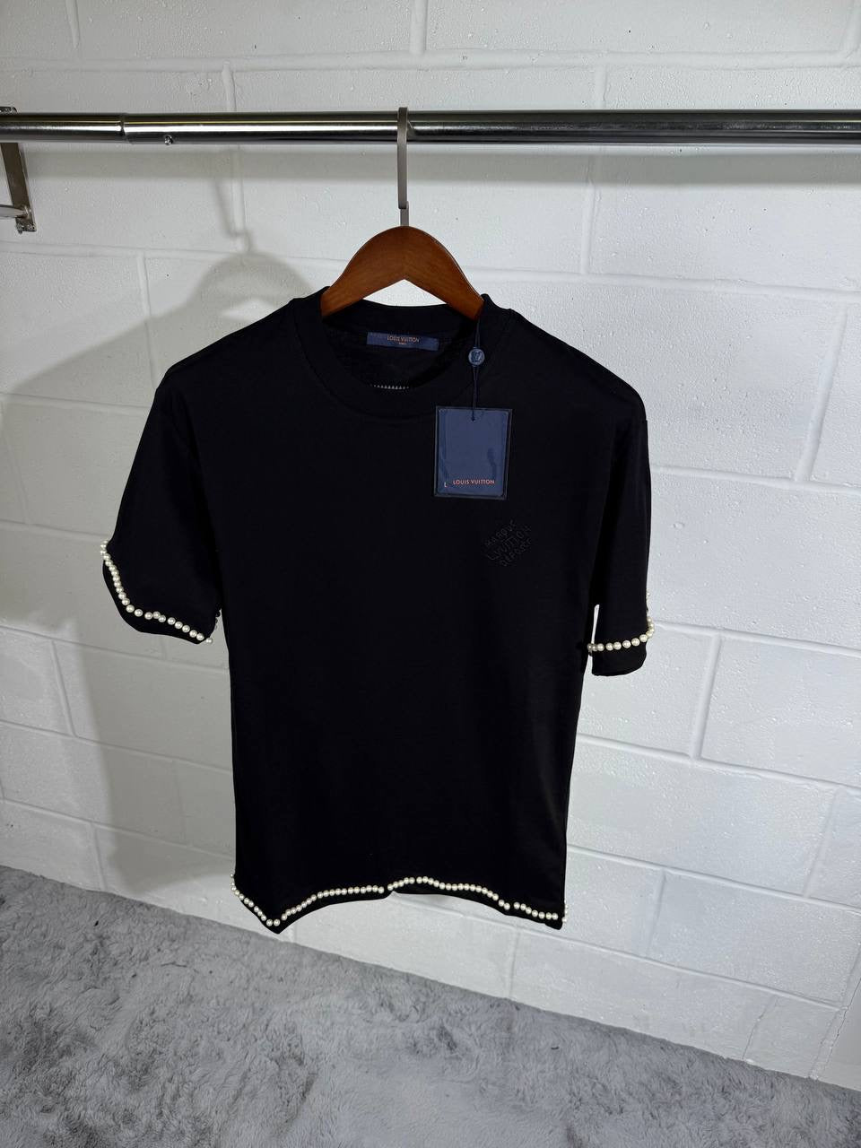 LVE PEARLS TEE BLACK