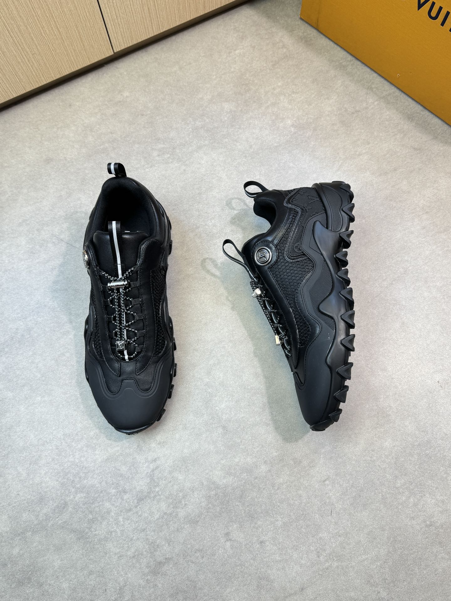 LVE TRAINERS BLACK (pre-order)