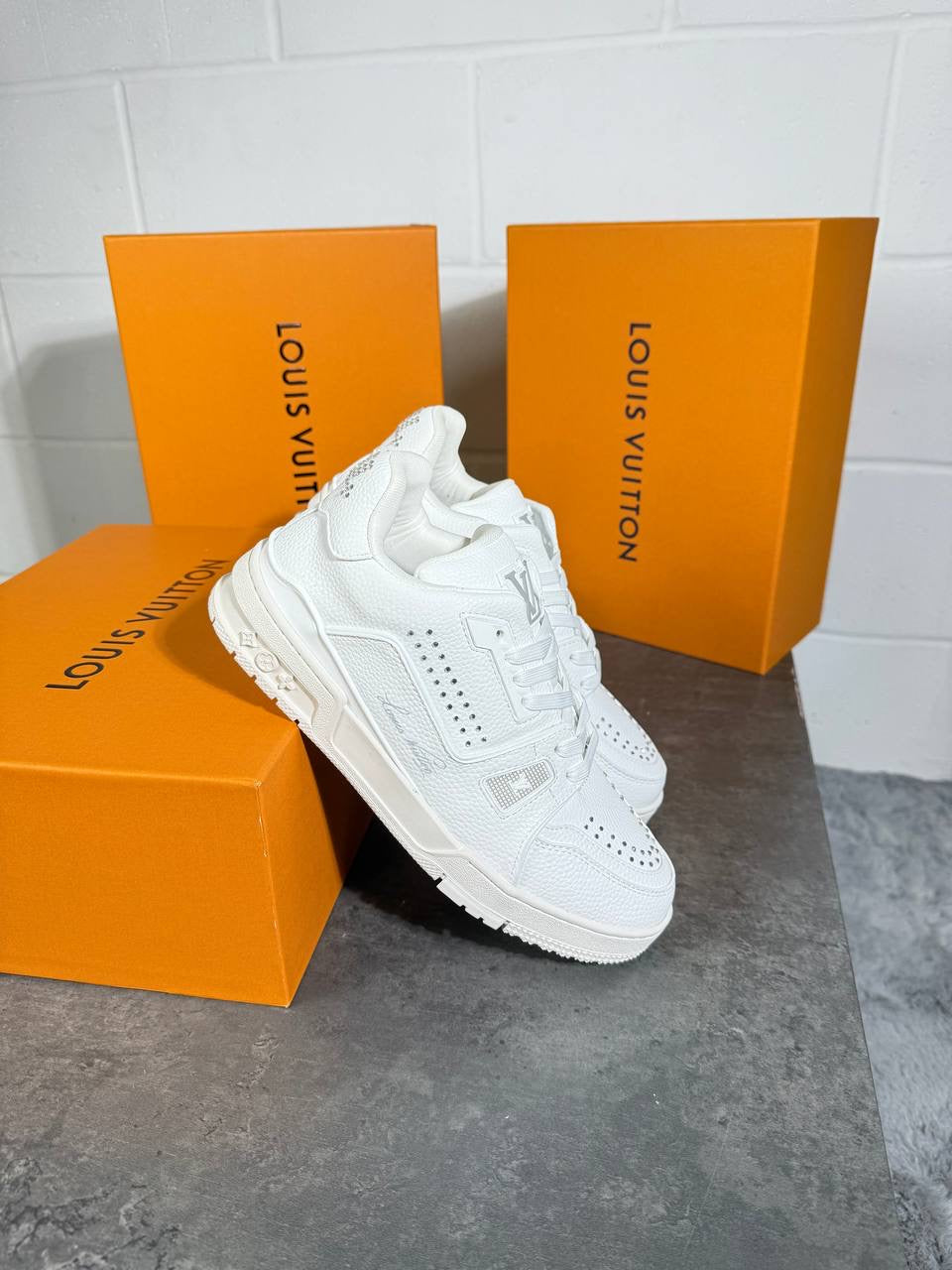 LV trainer full white with logo