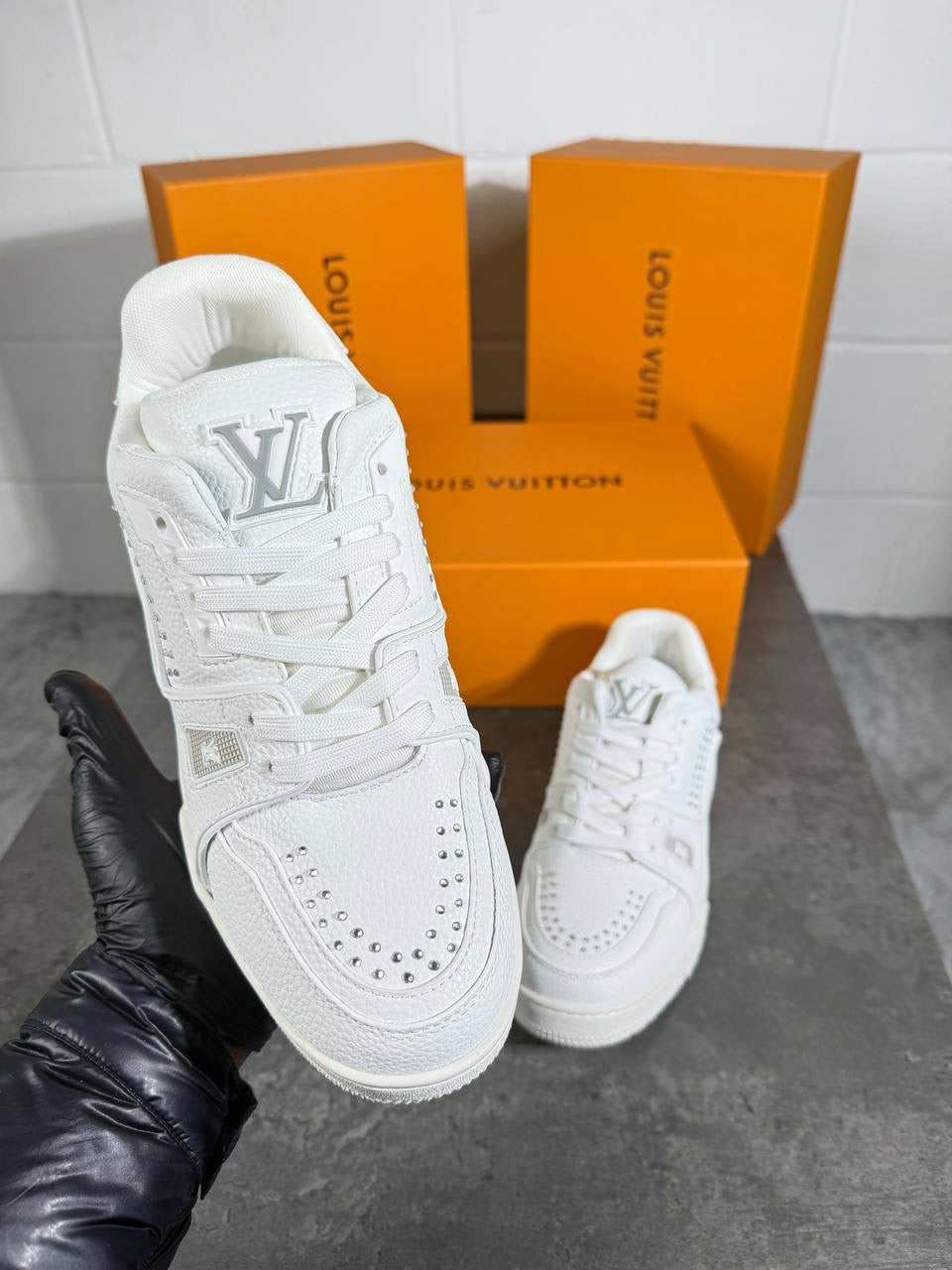 LV trainer full white with logo